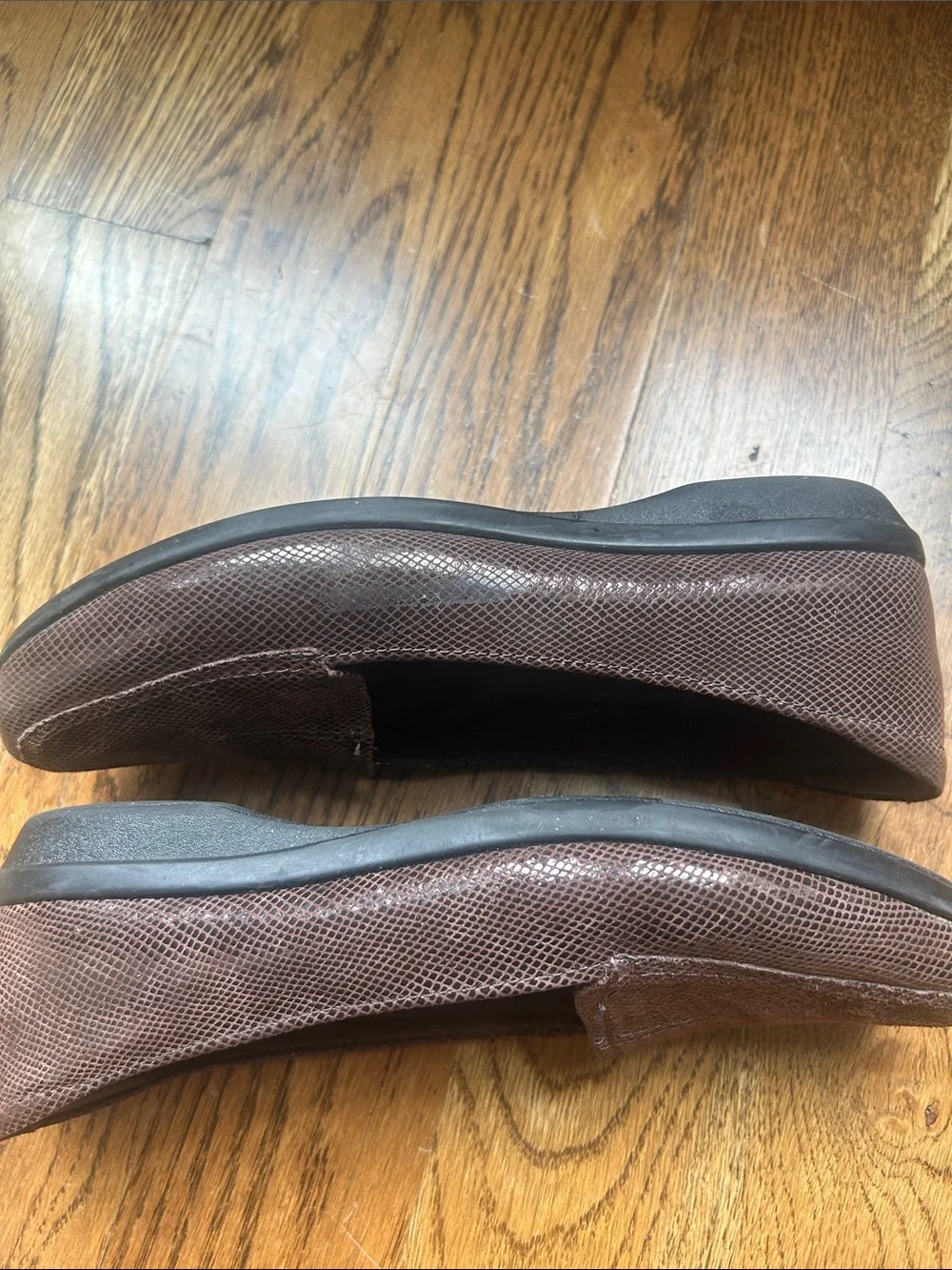 Clarks Cushion soft Women’s Dark Brown Textured Slip-On Loafers 8M/39M